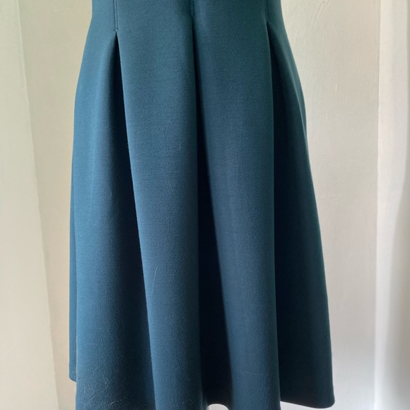 Athleta En Route Scuba Dress.Wonderful stretchy material.Back zipper.Size M - Picture 7 of 10